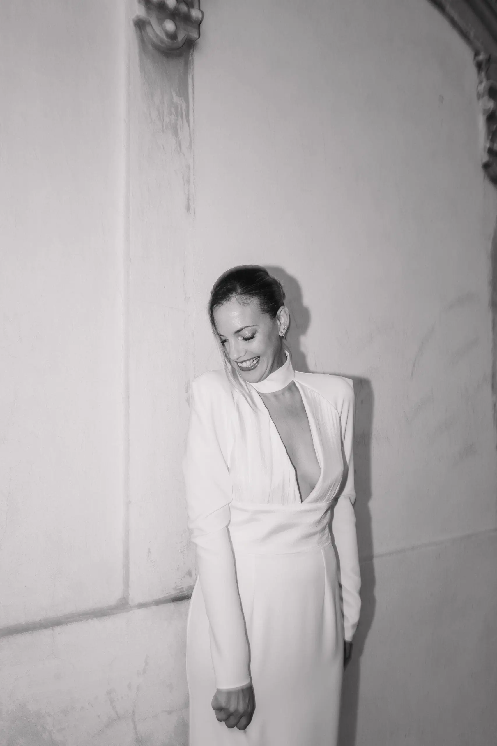 Novia el día de su boda con piel perfecta sonriendo, resultado de seguir consejos de belleza sobre cómo cuidar la piel.