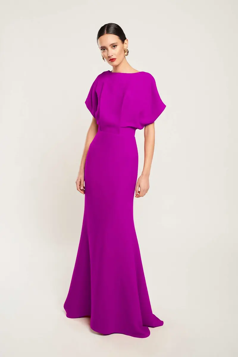 Vestido de Invitada Ana Largo Buganvilla de Boüret, con diseño de crepe y escote V en la espalda, ideal para bodas de otoño.