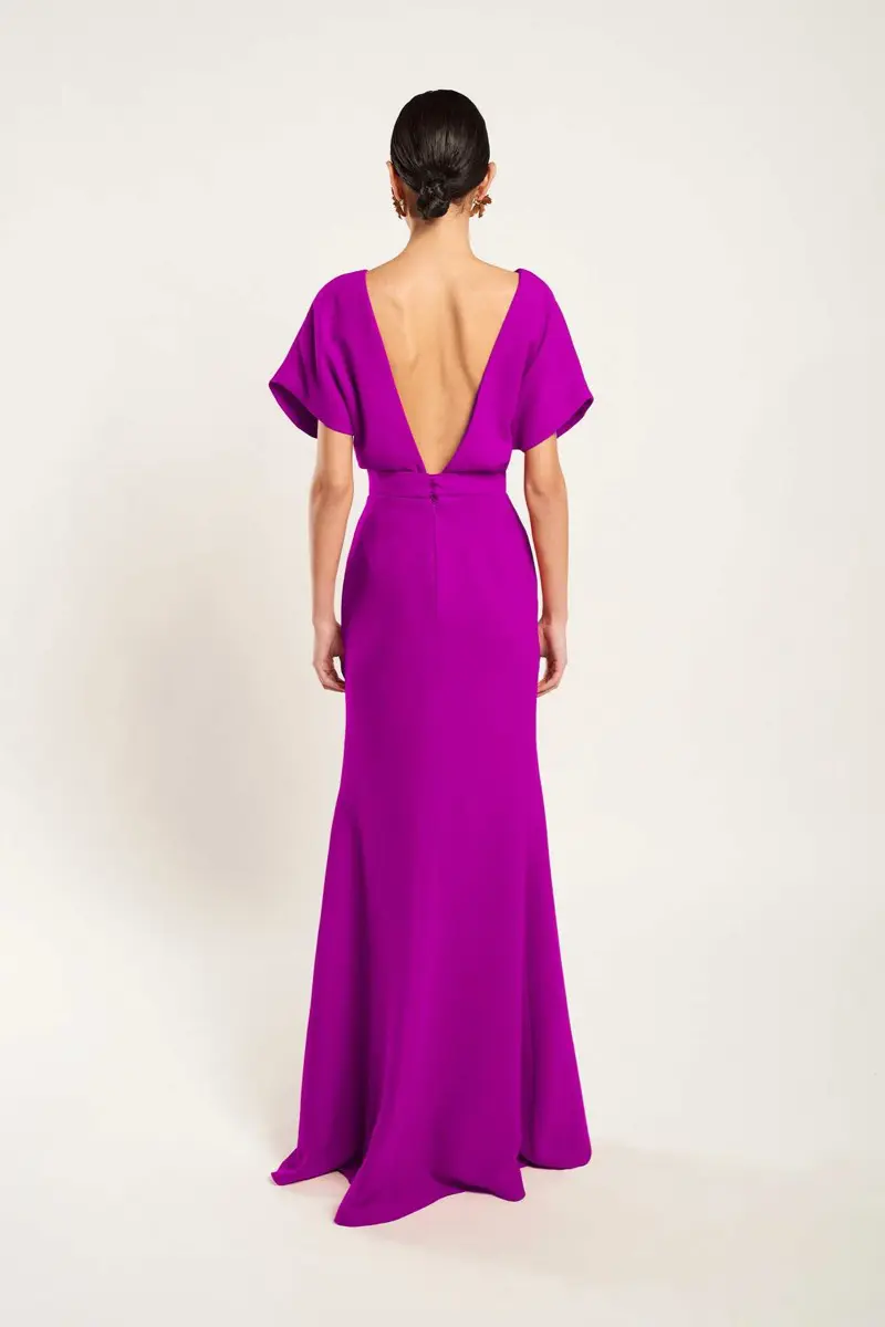 Detalle del escote V en la espalda del vestido Ana Largo Buganvilla de Boüret.