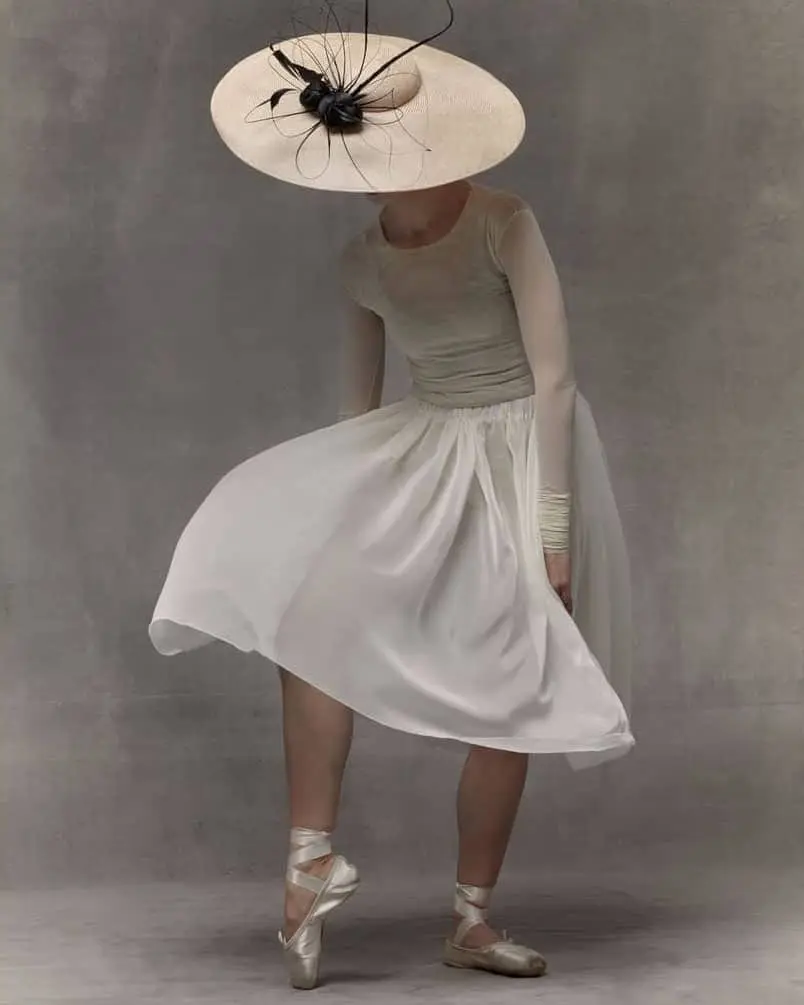 Sombrero de novia de Conchitta con detalles en rafia y plumas