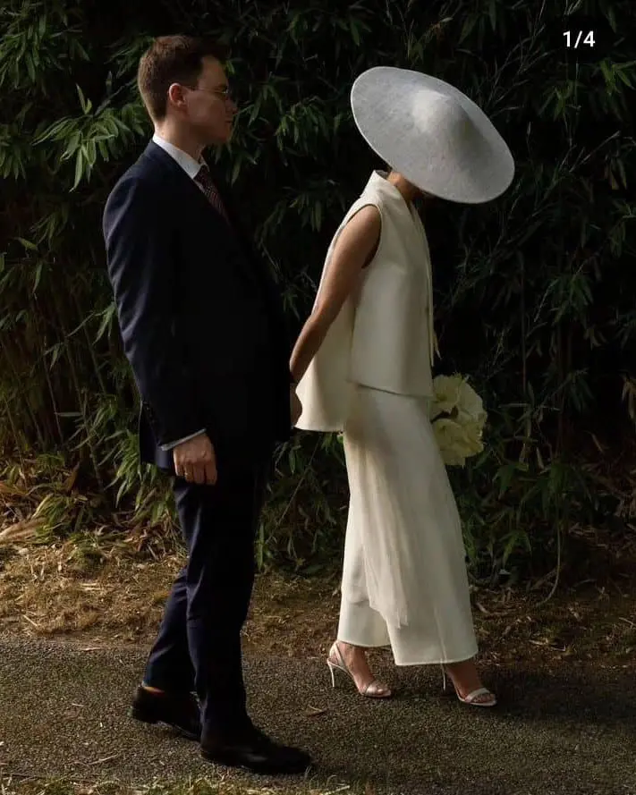 Sombrero para novia BALEL con diseño moderno y toque de simplicidad