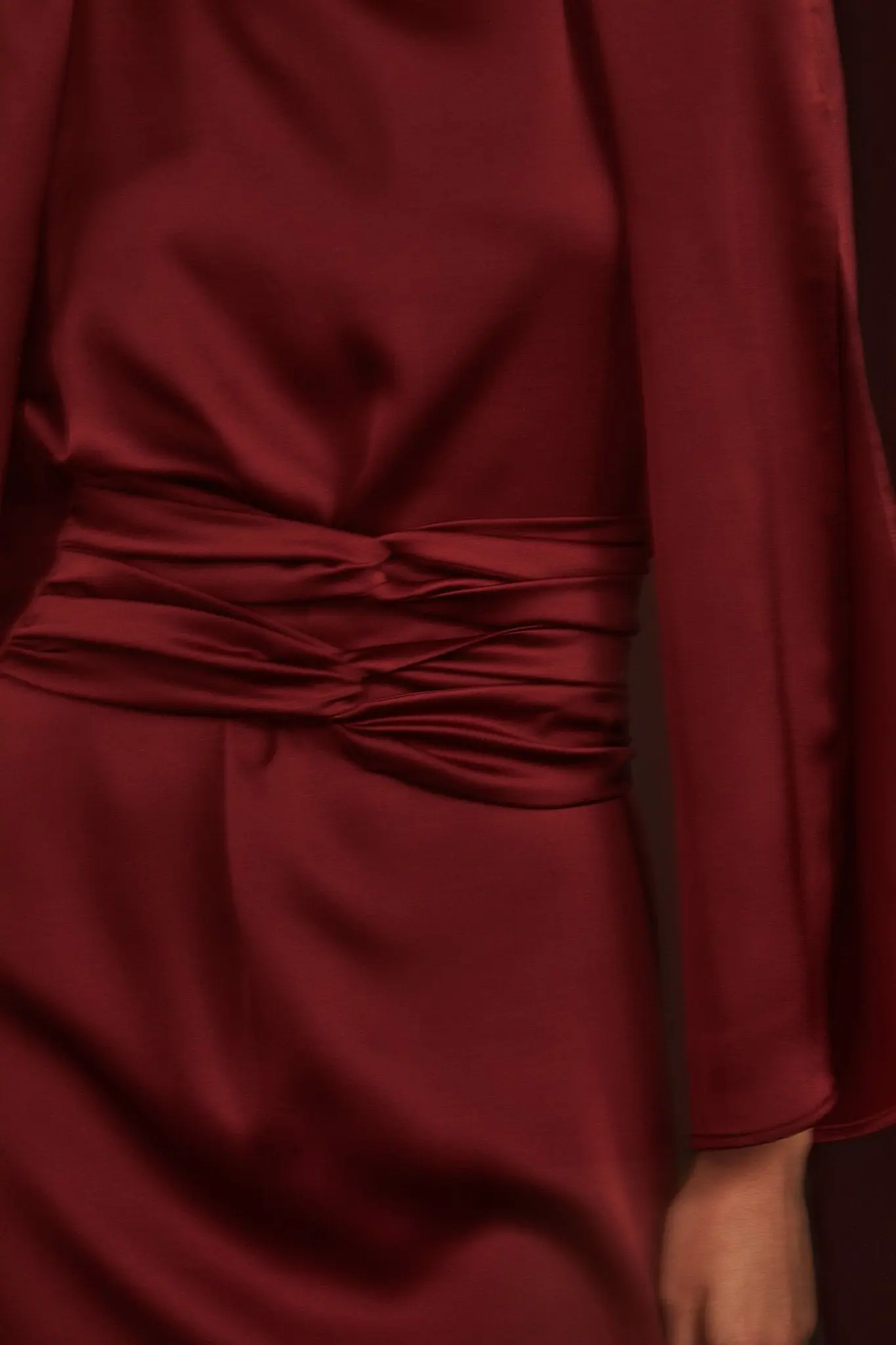 Detalle del escote barco y el fajín extráible del vestido Flore Red Mars de Bimani.