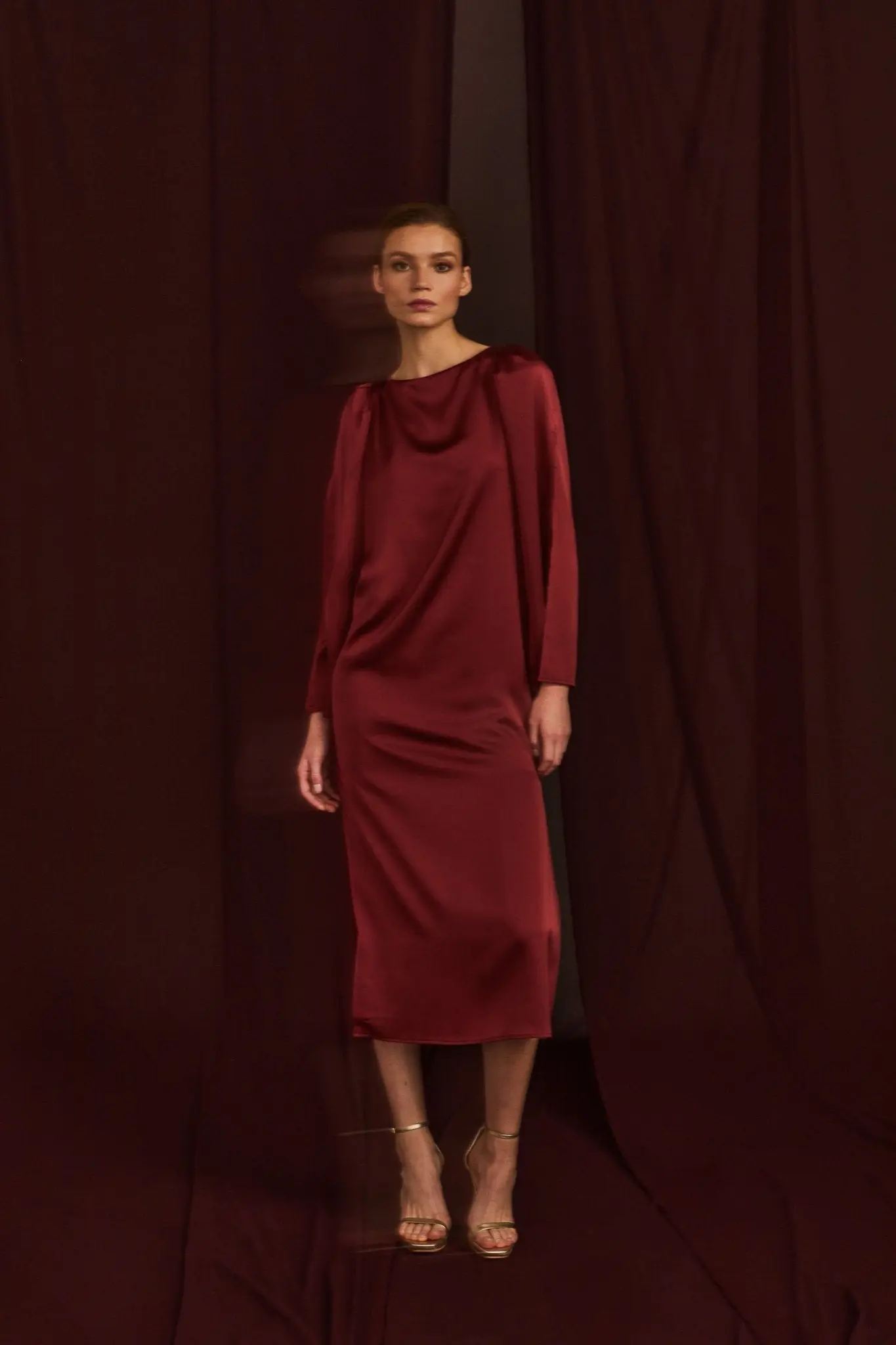 Vestido de Invitada Flore Red Mars de Bimani, con manga larga abierta y fajín extráible, ideal para bodas de otoño