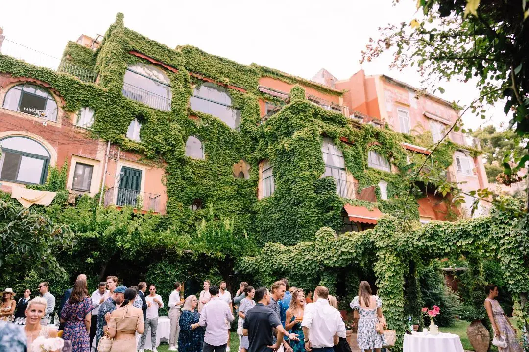 Fachada del Palazzo Confalone en Ravello y felices invitados de boda.