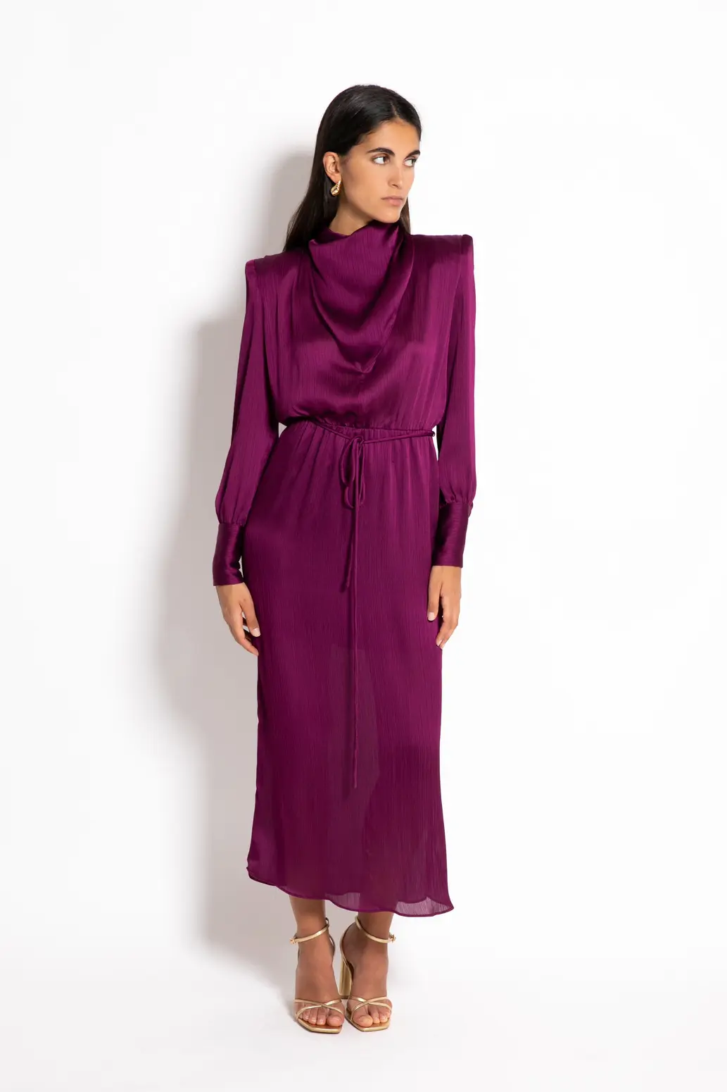 Vista frontal del Vestido Capalis de Colour Nude, destacando su recogido en el escote y el elegante tejido bambula para bodas de invierno.