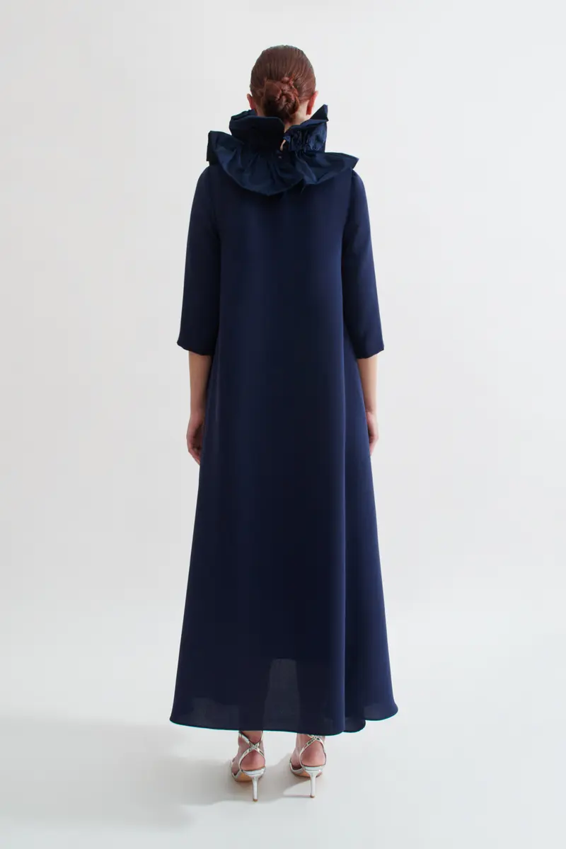 Vista trasera del Vestido Thea de Boüret, destacando su elegante diseño de espalda con crepé fluido y detalles sutiles.