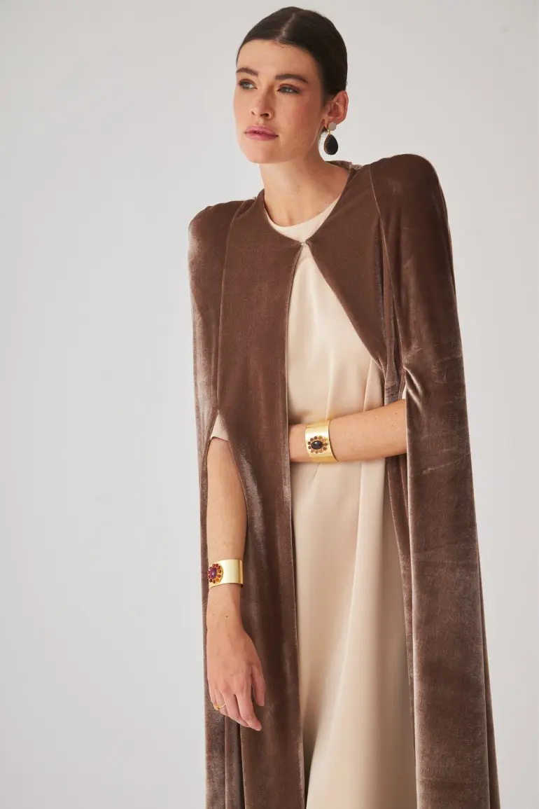 Capa Seymour Visón de Coosy en terciopelo color visón con cuello redondo, maxi hombreras y cierre con botón, ideal para bodas de invierno.