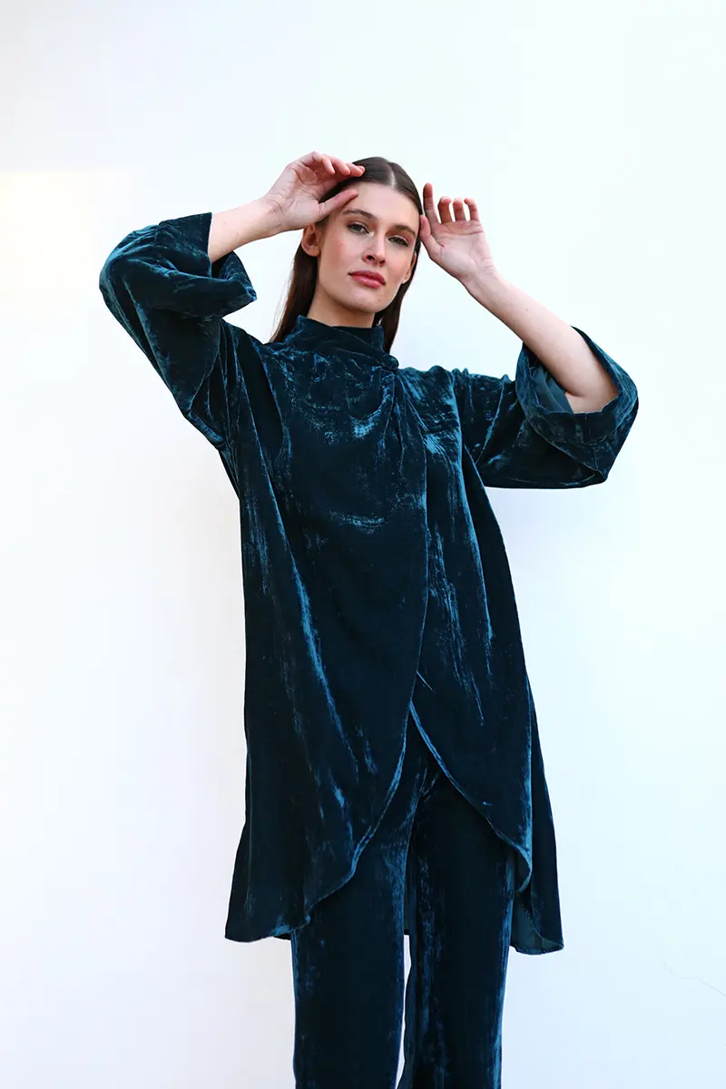 Conjunto de Chaqueta Athan Azul y Pantalón Astrid Azul de Panambi, elegante y sofisticado en terciopelo y diseño fluido, perfecto para bodas de invierno.