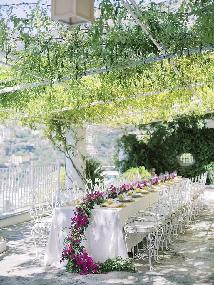 Mesa de Bodas Rodeada de Vegetación en Villa Oliviero