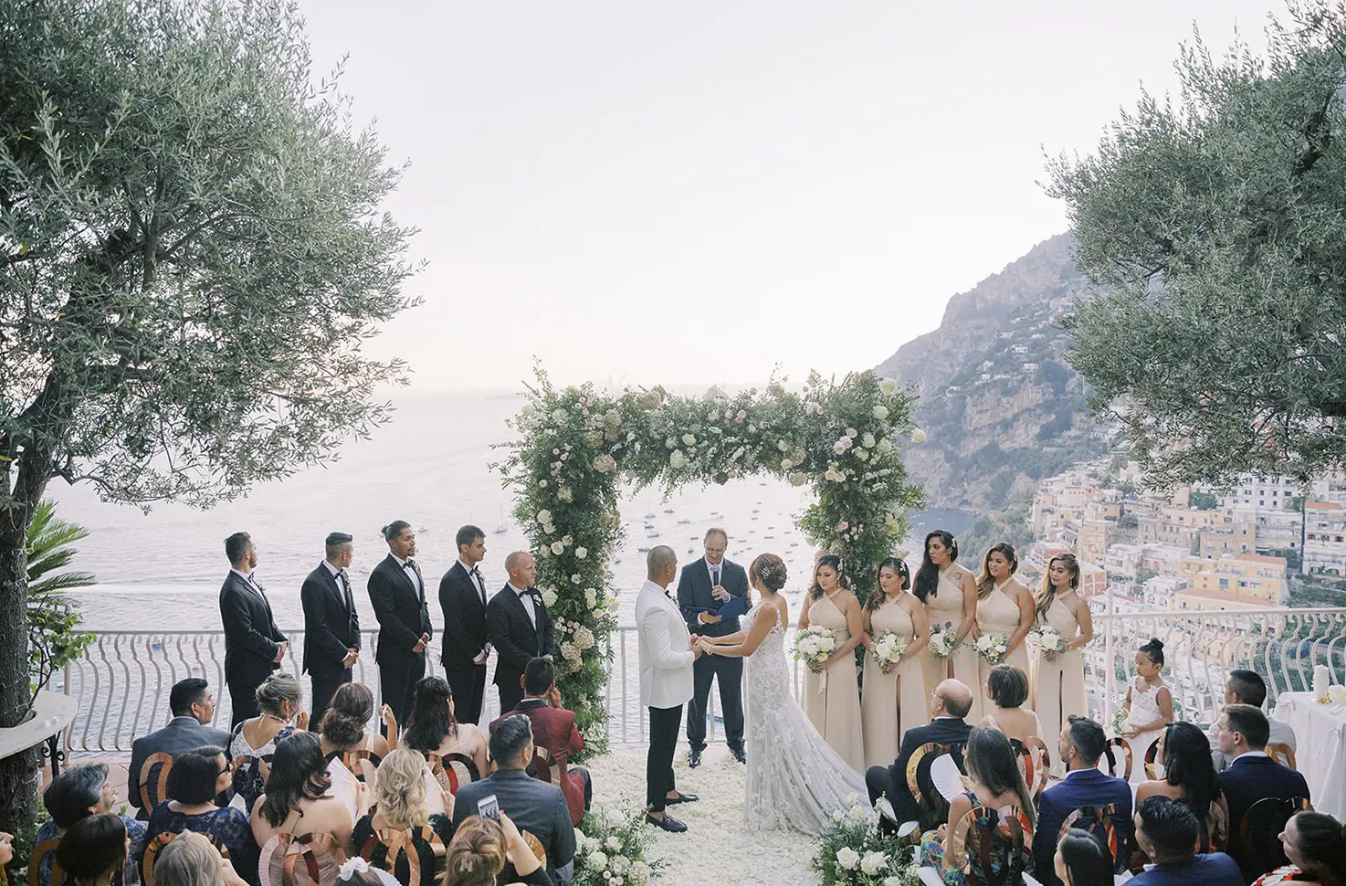 Ceremonia de Bodas con Vistas al Mar en Villa Oliviero