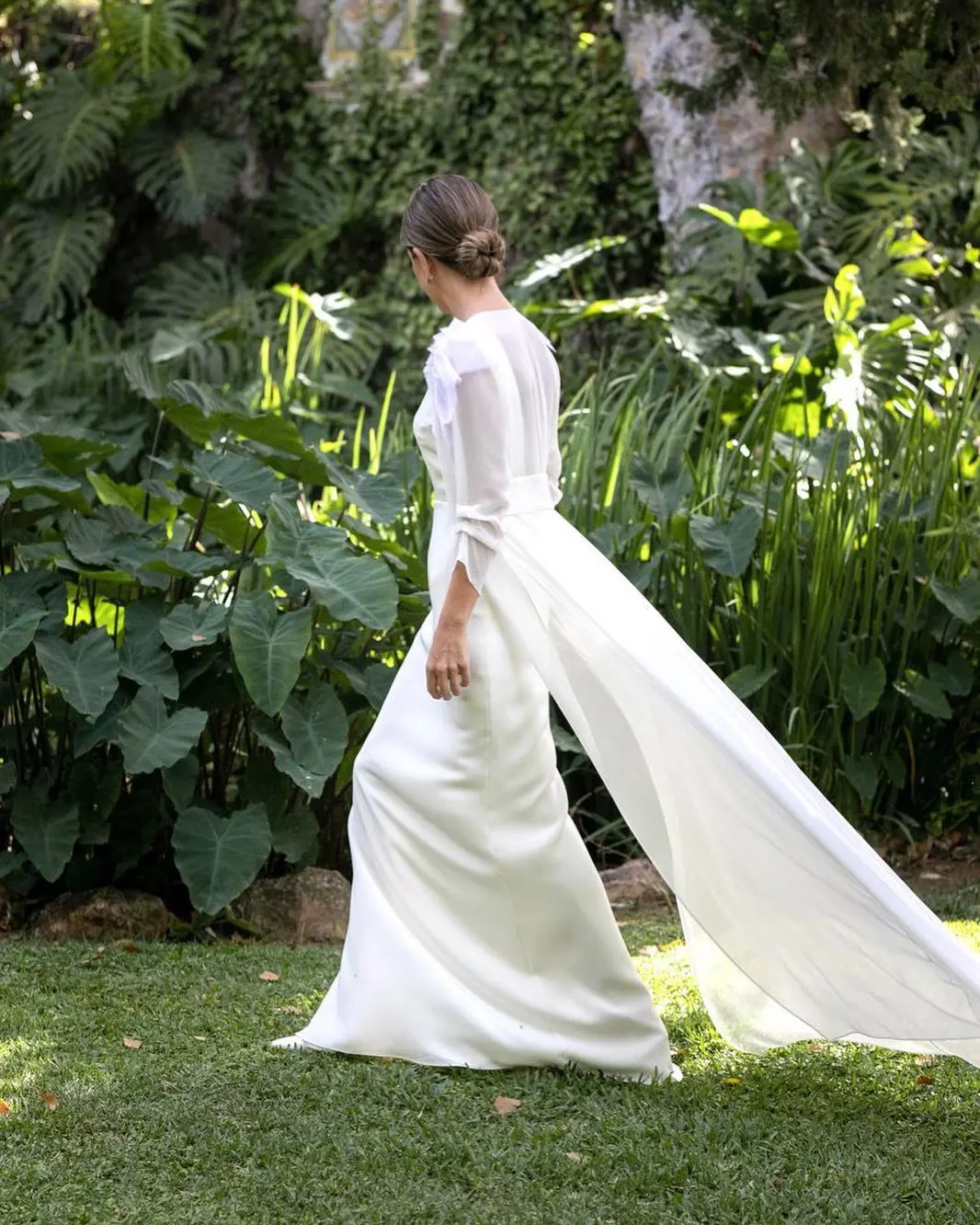 Novia en vestido de Helena Mareque con cola larga y falda hasta los tobillos
