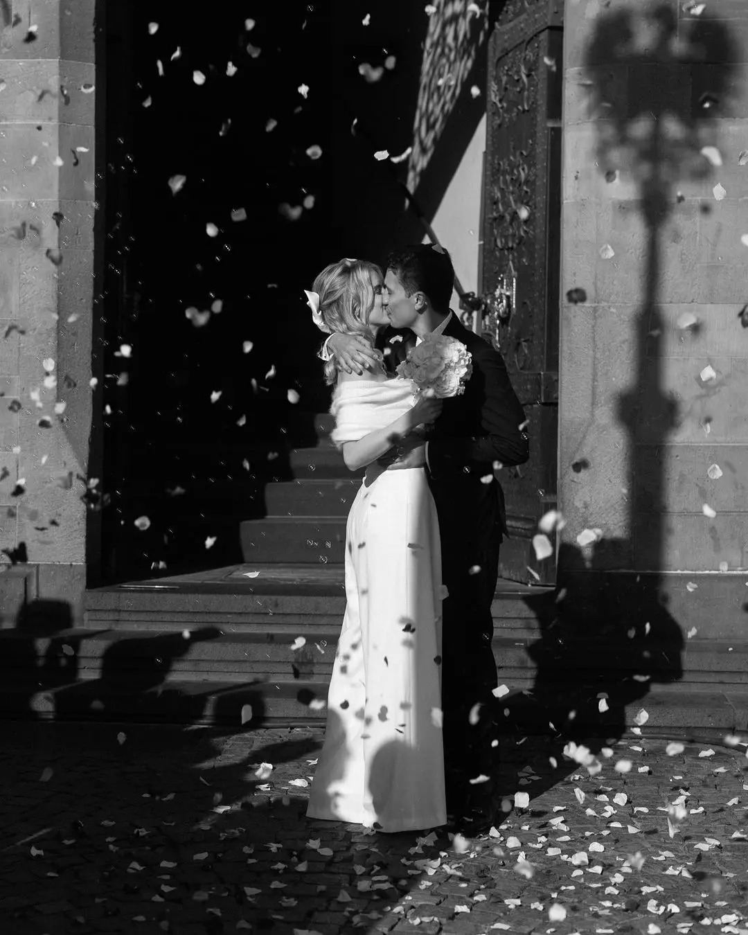 Recién casados compartiendo un beso conmovedor tras intercambiar sus votos matrimoniales, simbolizando el amor y el compromiso eterno