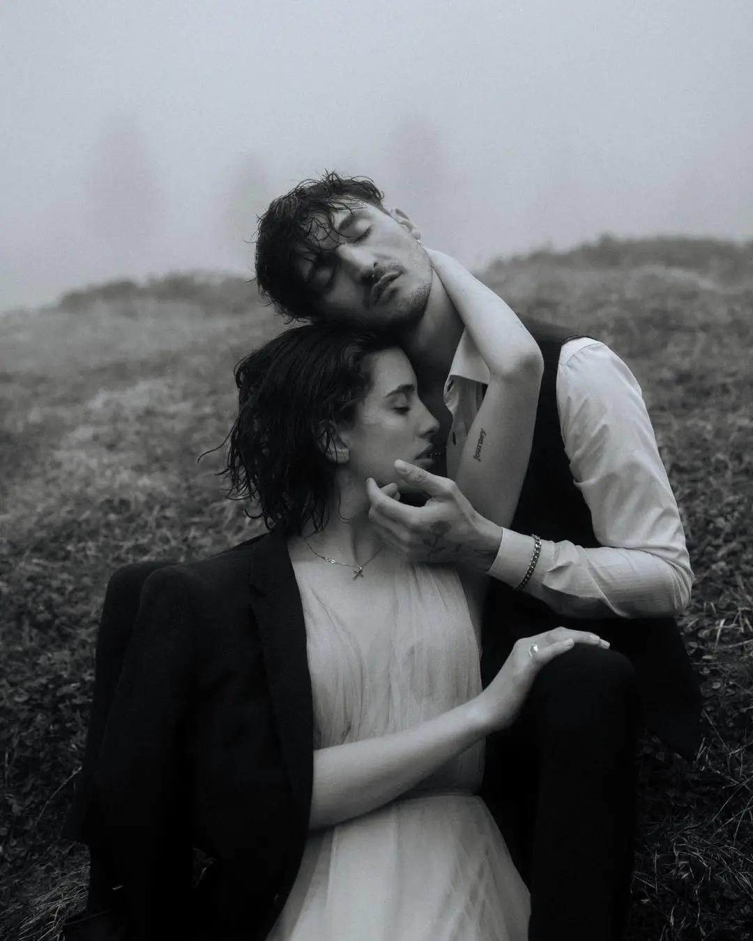 Pareja enamorada acariciándose suavemente, compartiendo un momento de profunda conexión en San Valentín