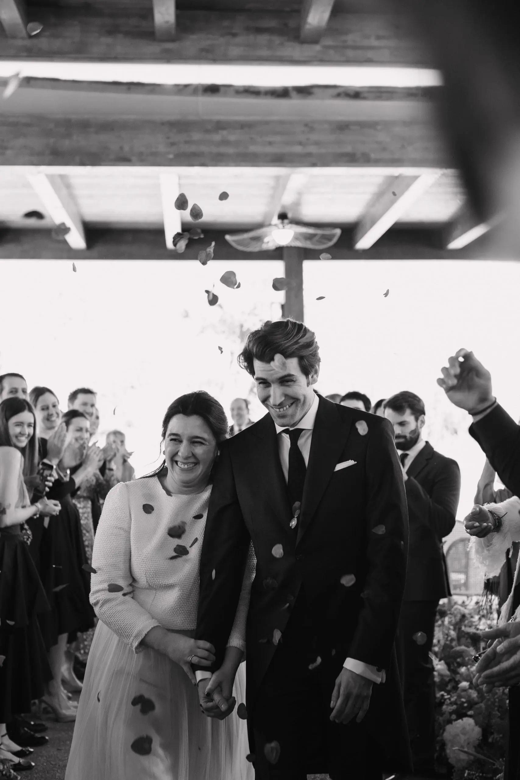 Novios mientras les tiran pétalos de flores y arroz - Nombres de los aniversarios de boda