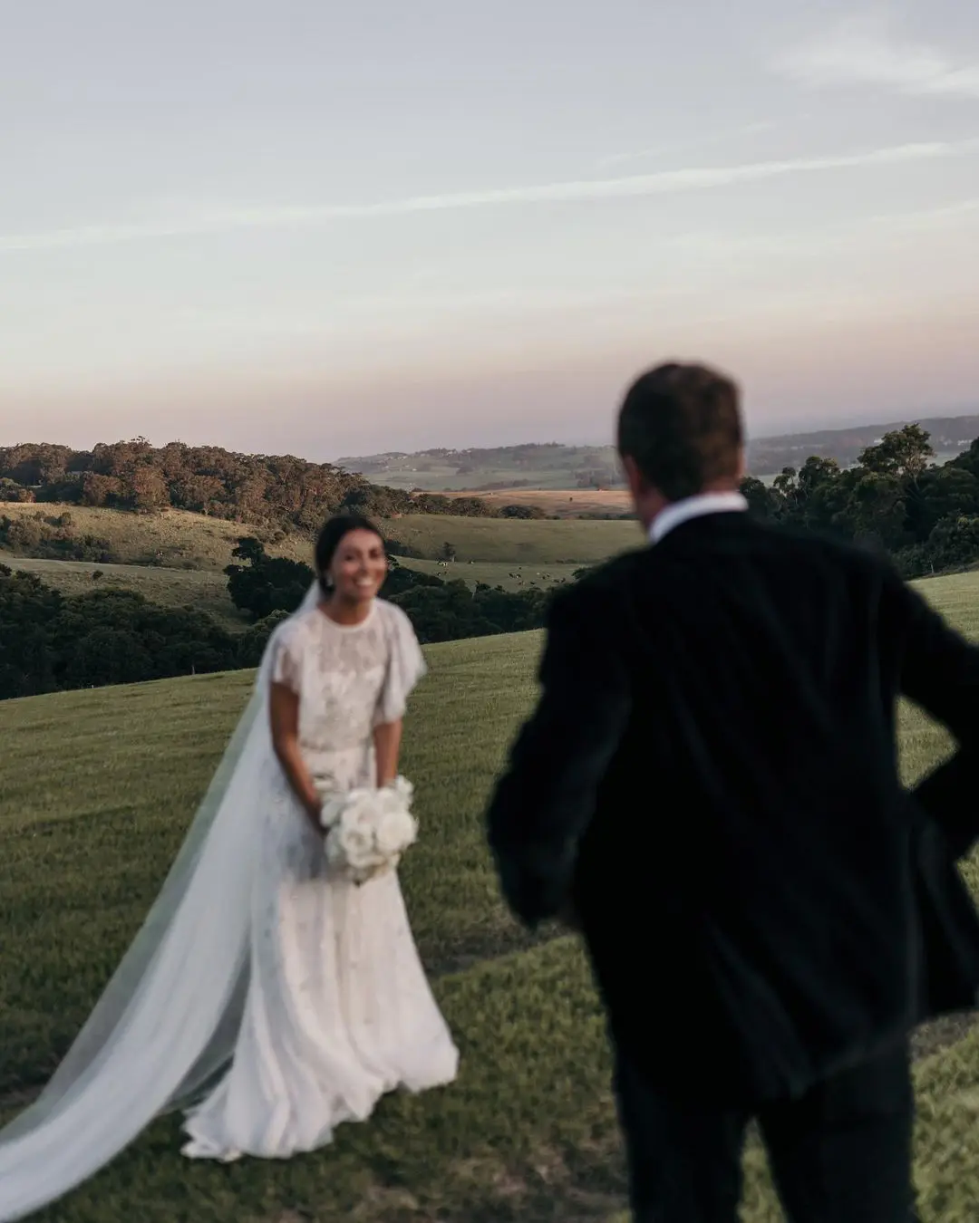 Novia preparándose para lanzar su ramo, con el novio observando, destacando la tradición y la innovación en la organización de bodas digital.
