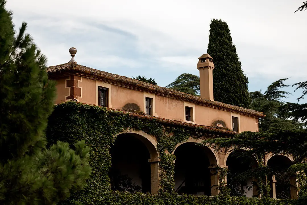 Elegantes arcos de La Centenaria 1779, resaltando la arquitectura histórica y detallada del edificio en Barcelona.