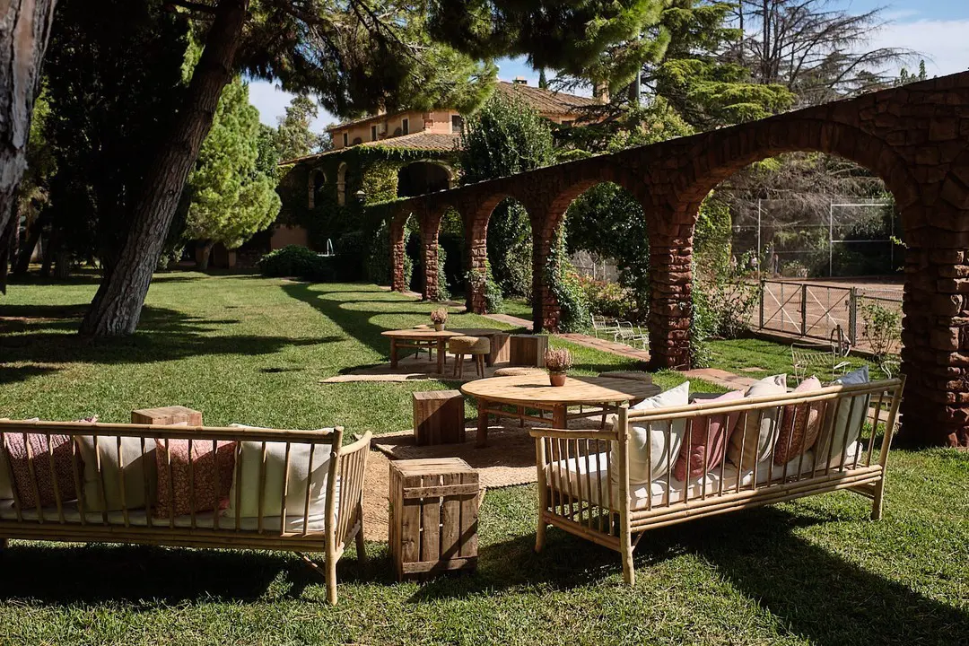 Zona chill out elegante en La Centenaria 1779, Barcelona, diseñada para relajación y conversaciones íntimas durante eventos