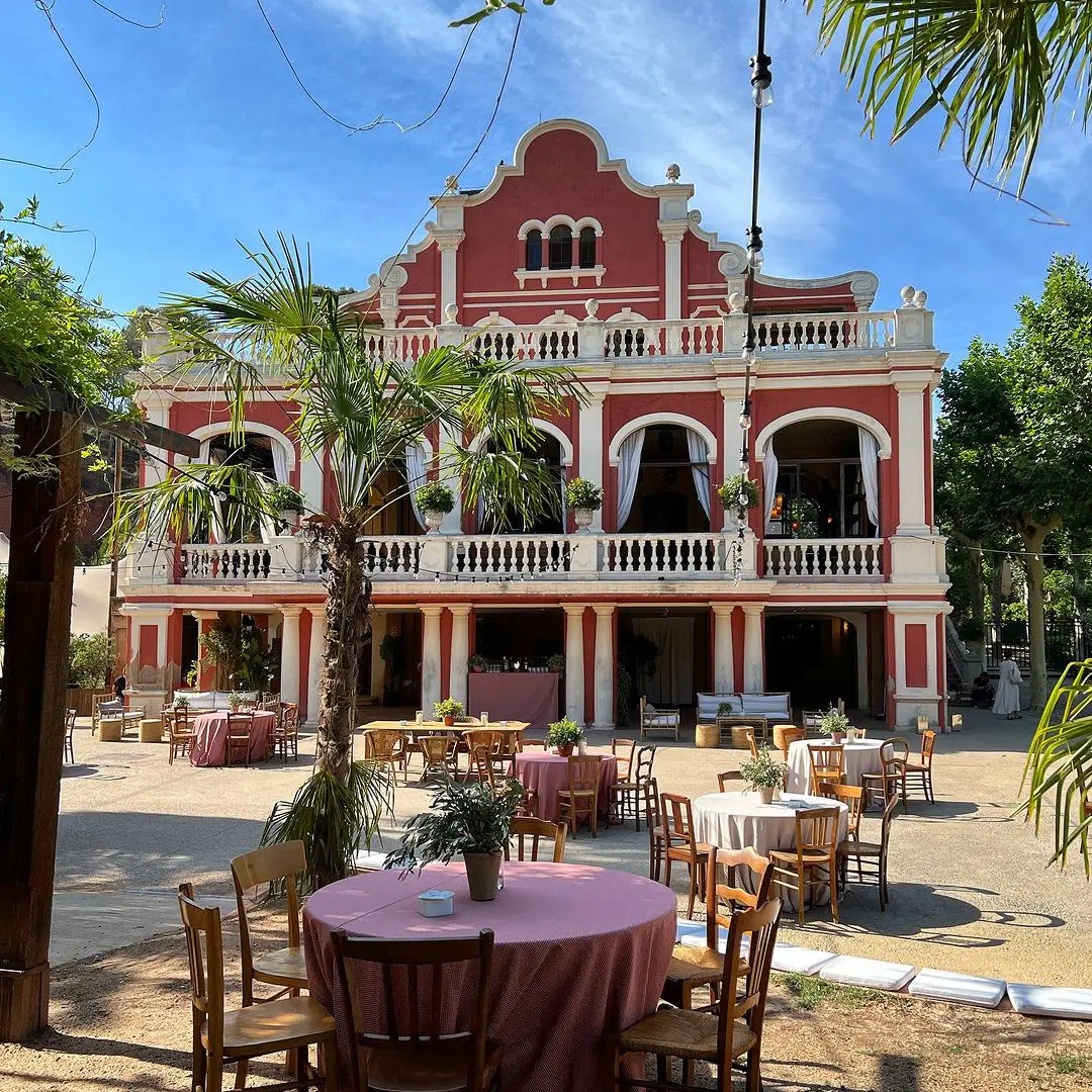 Elegantes mesas de boda preparadas a los pies del Castell de Benviure, con el castillo y su arquitectura histórica de fondo. Sin duda, Uno de los mejores lugares para bodas en Barcelona
