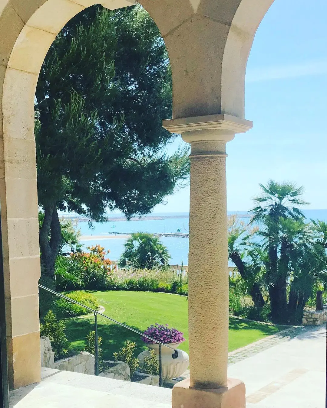 Jardines mediterráneos del Xalet del Nin, con vistas al mar y diseño que integra una vitis fosilizada, escenario perfecto para bodas al aire libre. Es uno de los Mejores Lugares para bodas en Barcelona