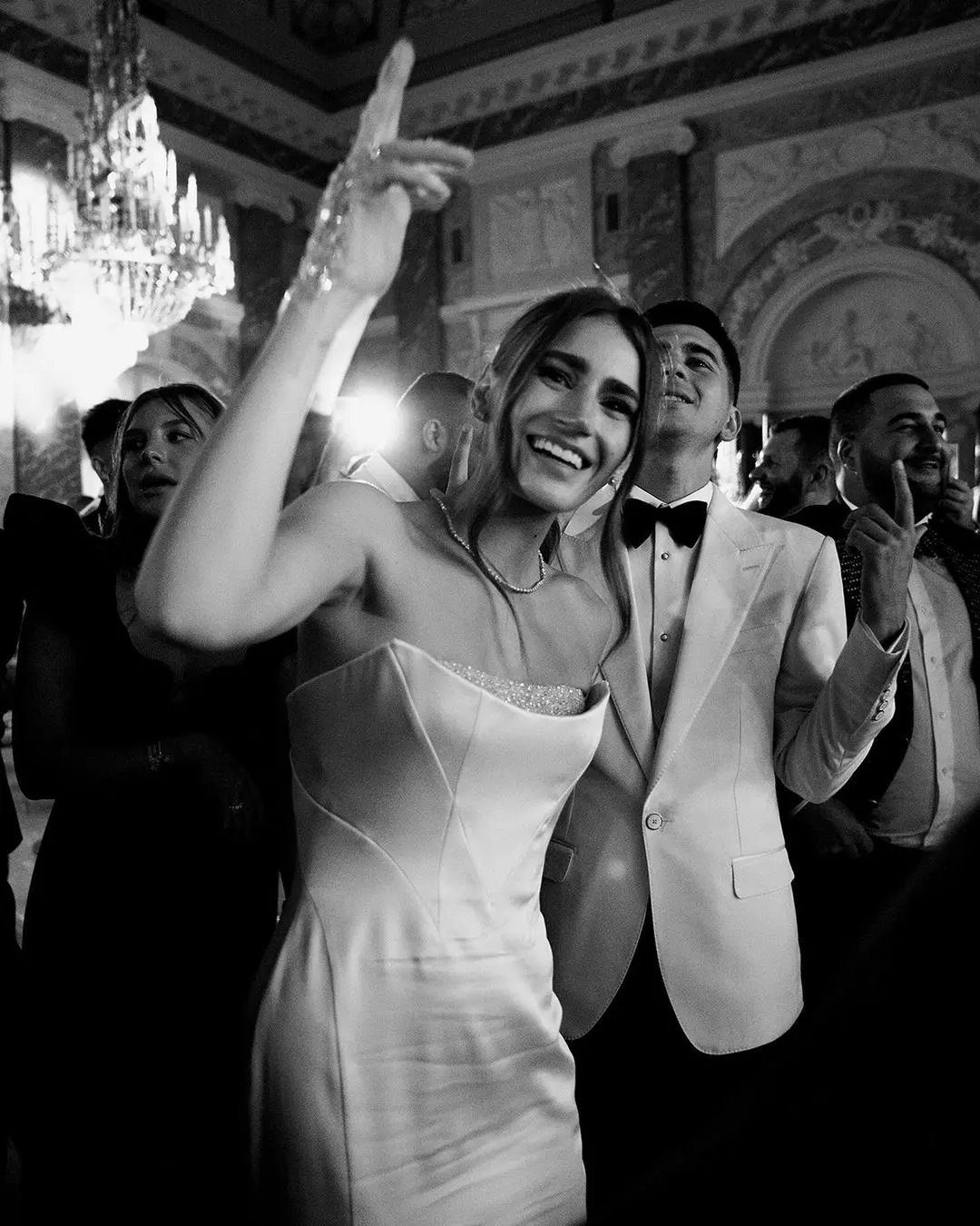 Novia entrando al momento de la fiesta con el novio, capturando la alegría de una de las mejores fechas para casarse según la astrología en 2025.