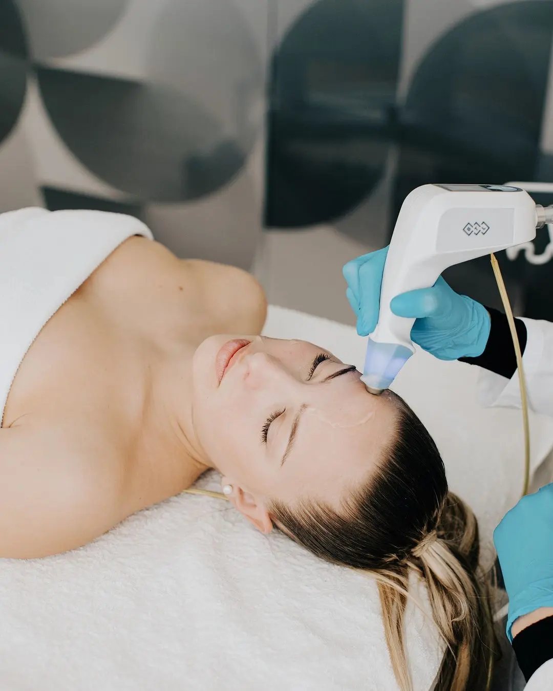 Novia recibiendo tratamiento facial en clínica médico estética como parte de su cuidado de la piel antes de la boda.