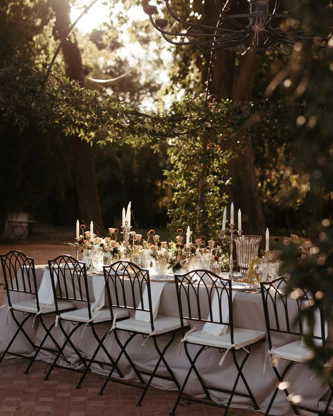 Boda de destino en España con mesa de boda en Casa Santonja en Valencia