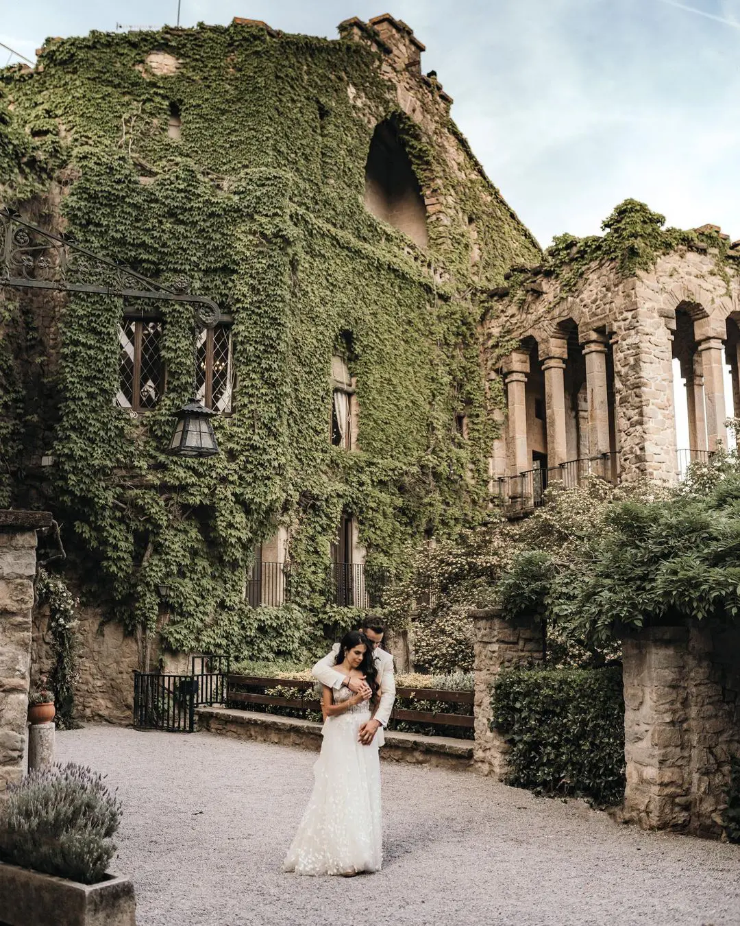 Boda de destino en España con novios en una finca en Barcelona, España.