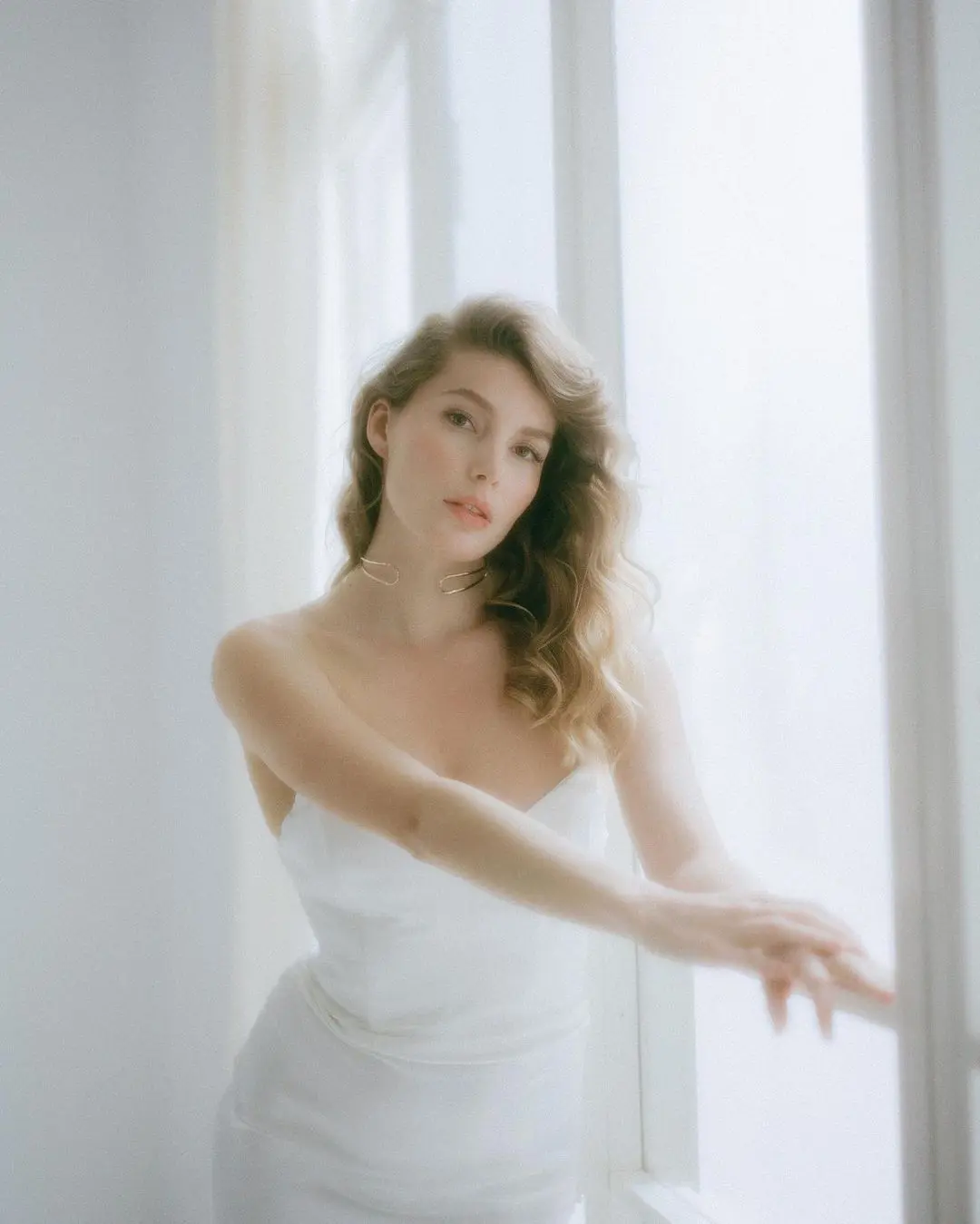 Boda de destino en España con novia mirando a la cámara