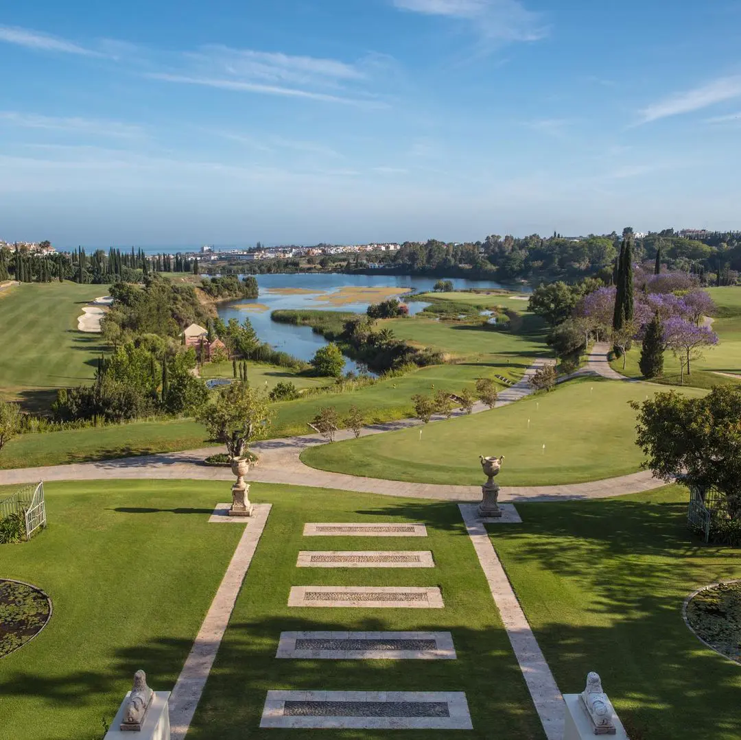 Vista del jardín y campo de golf en Anantara Villa Padierna Palace, uno de los mejores lugares para bodas en Marbella