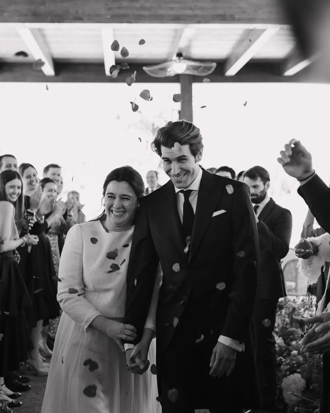Boda de destino en España con novios recibiendo arroz tras su ceremonia