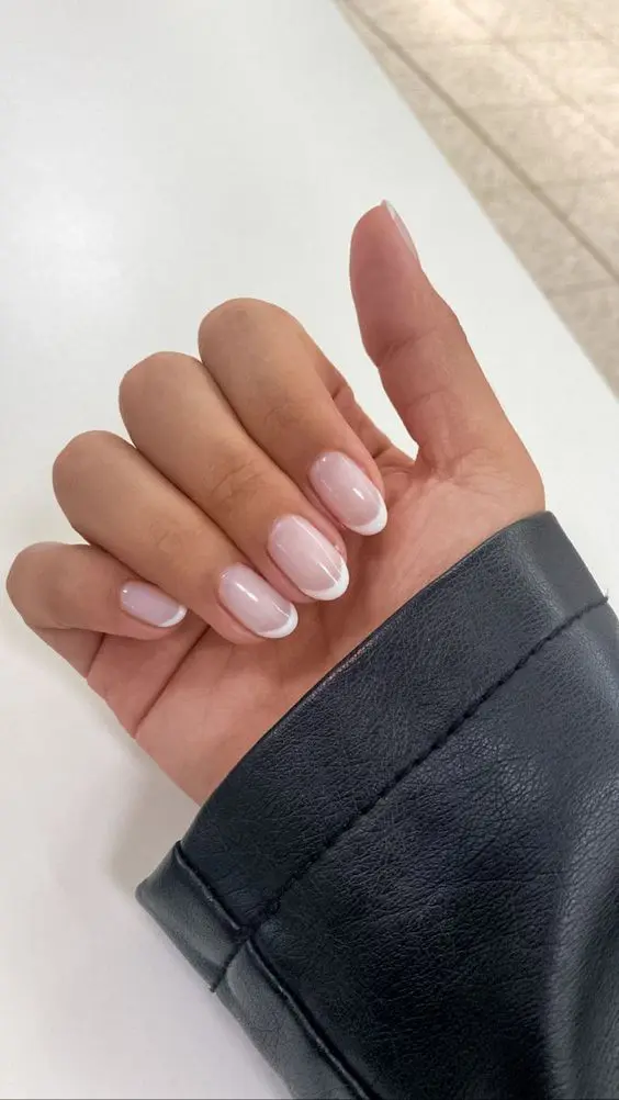 Uñas estilo Baby French para novias elegantes, con base rosada natural y línea blanca fina