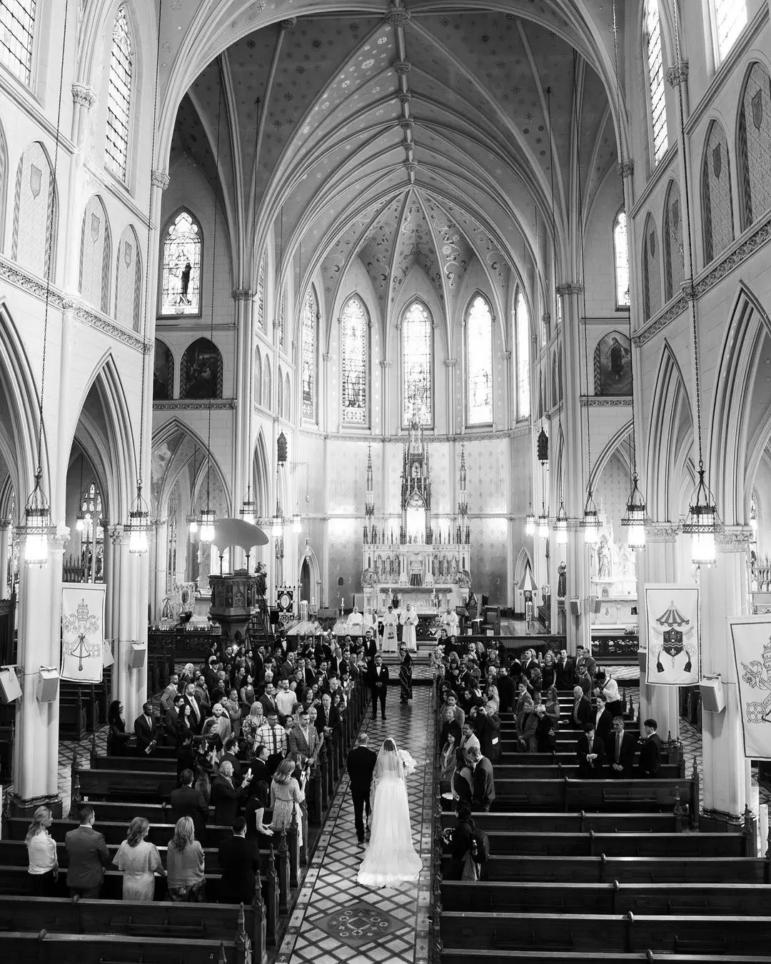 Novios caminando hacia el altar en una iglesia gótica durante una boda sostenible
