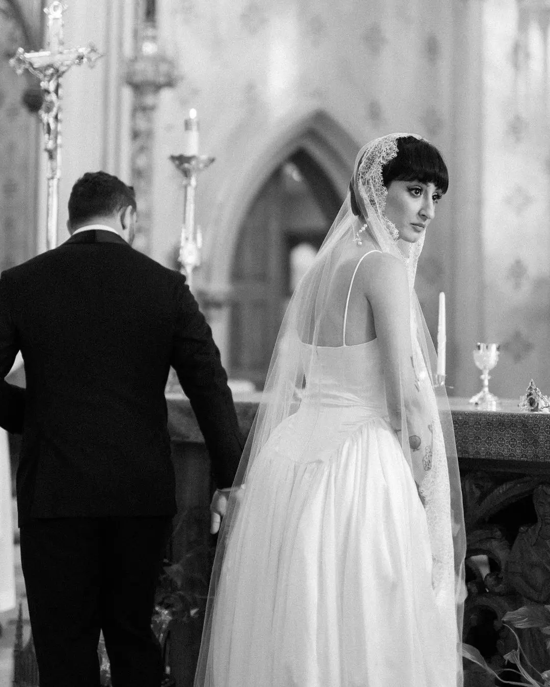 Novios en el altar cogidos de la mano en una boda ecológica