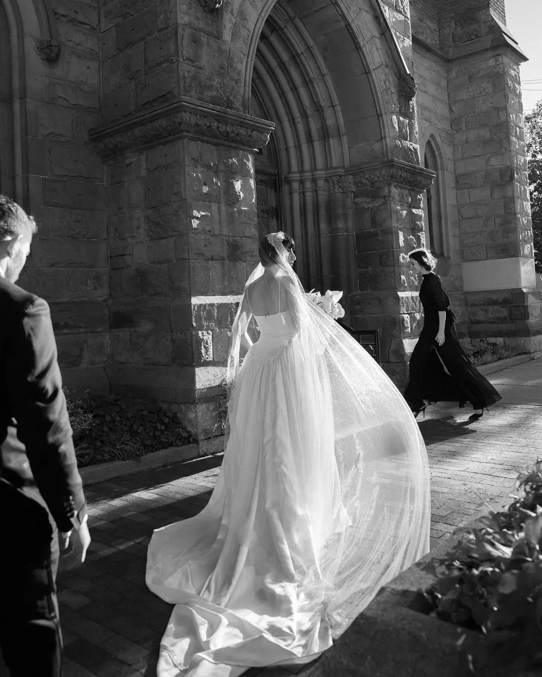 Novia vestida de blanco entrando a la iglesia en una boda sostenible