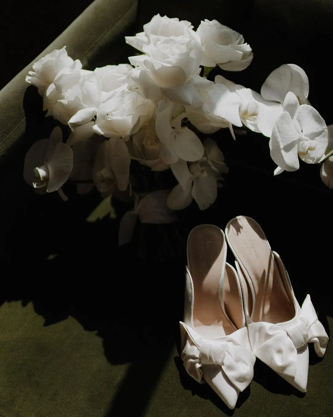 Zapatos de la novia y flores blancas en una boda sostenible