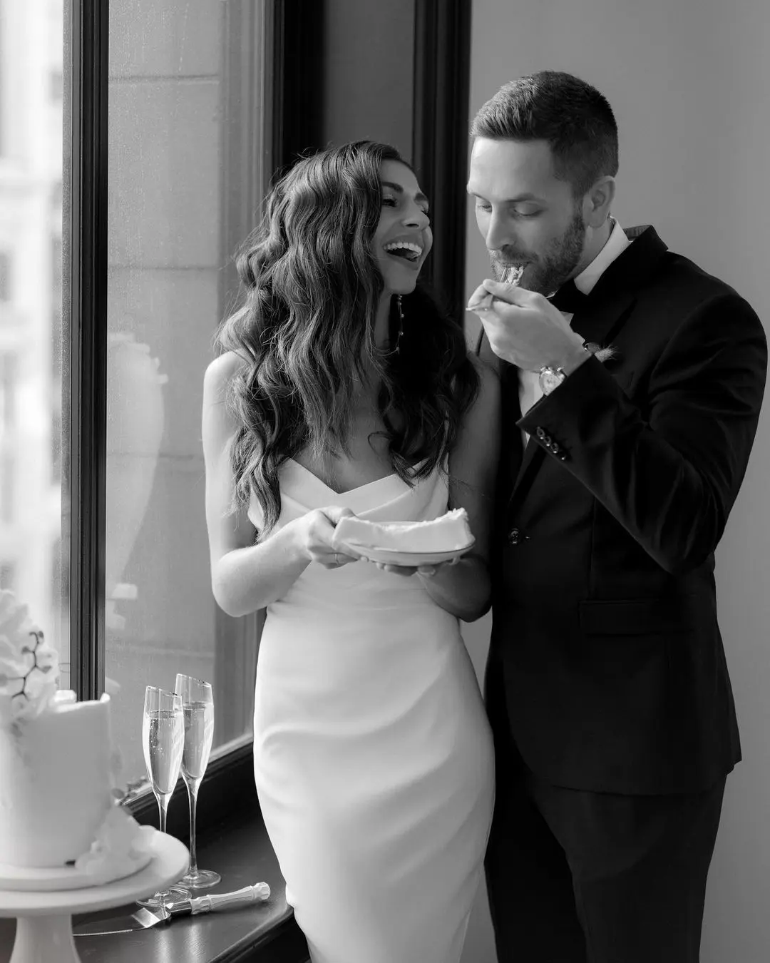 Pareja de novios probando la tarta de su boda sostenible