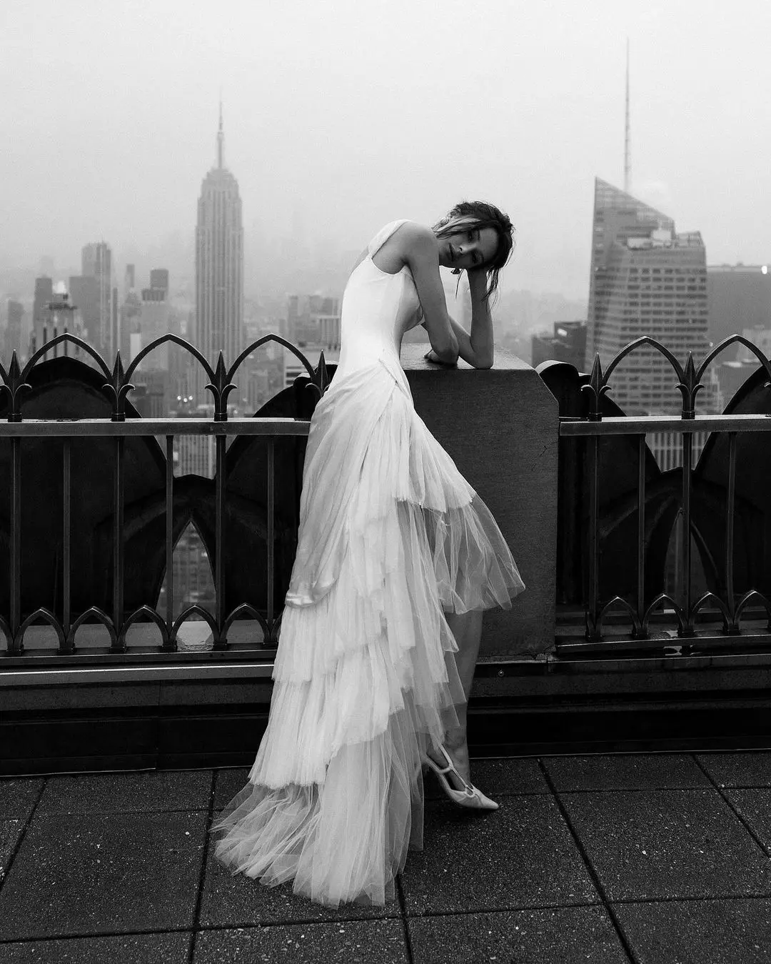 Novia posando con un fondo de edificios altos en una boda eco-friendly