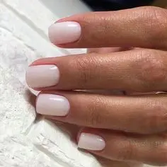 Uñas para novias elegantes, con un acabado brillante y cremoso.