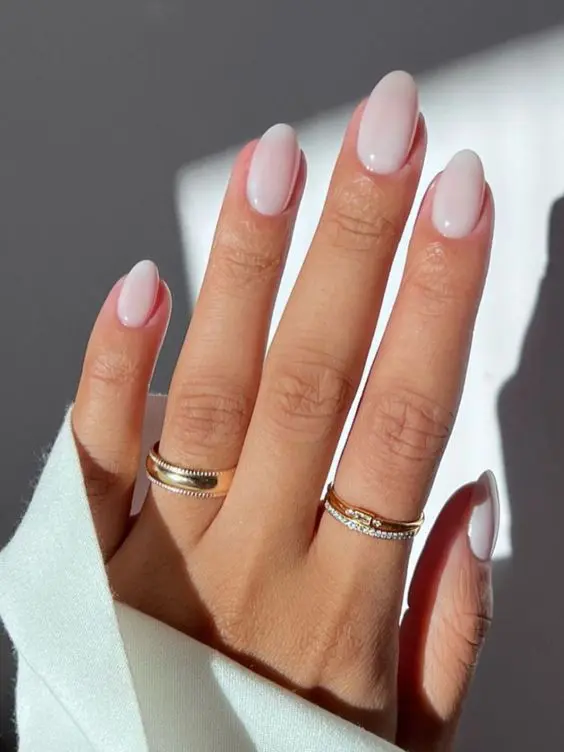 Detalle de uñas para novia, perfectas para una boda, con color blanco cremoso.