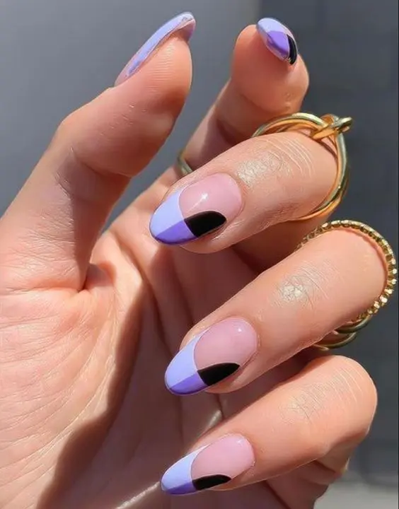 Primer plano de uñas para novia con diseños geométricos para novia, con líneas y formas sutiles en tonos morados