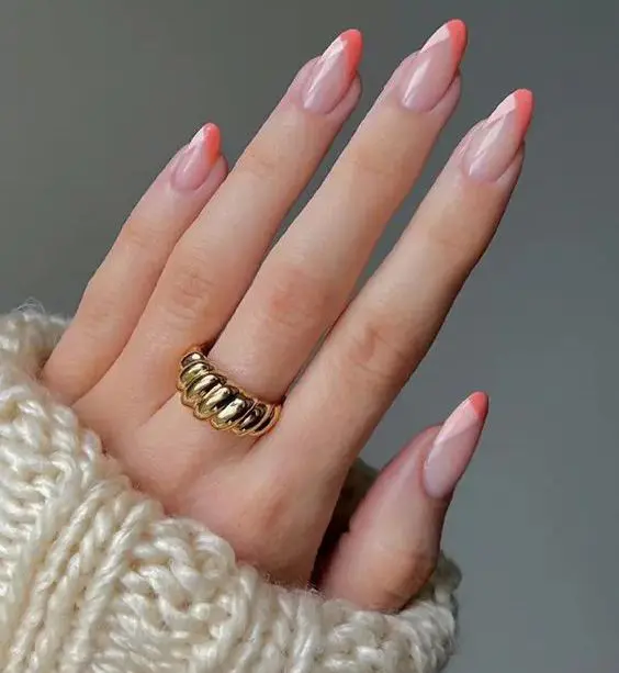 Uñas para novia con diseños geométricos para novias elegantes, combinando líneas y formas en tonos sofisticados.