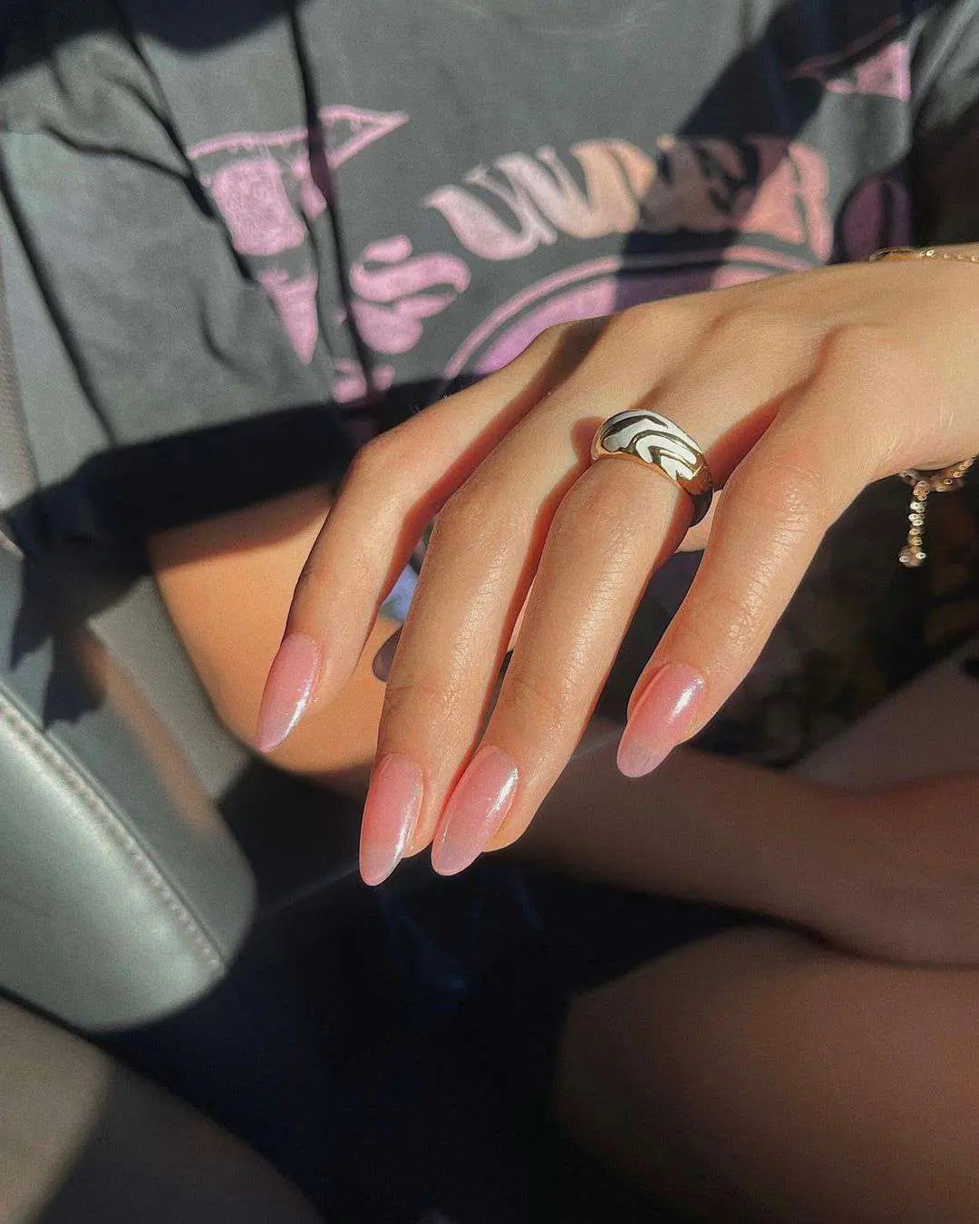 Detalle de uñas para novia con acabados perlados, perfectas para una boda, con reflejos brillantes y efecto cromado.