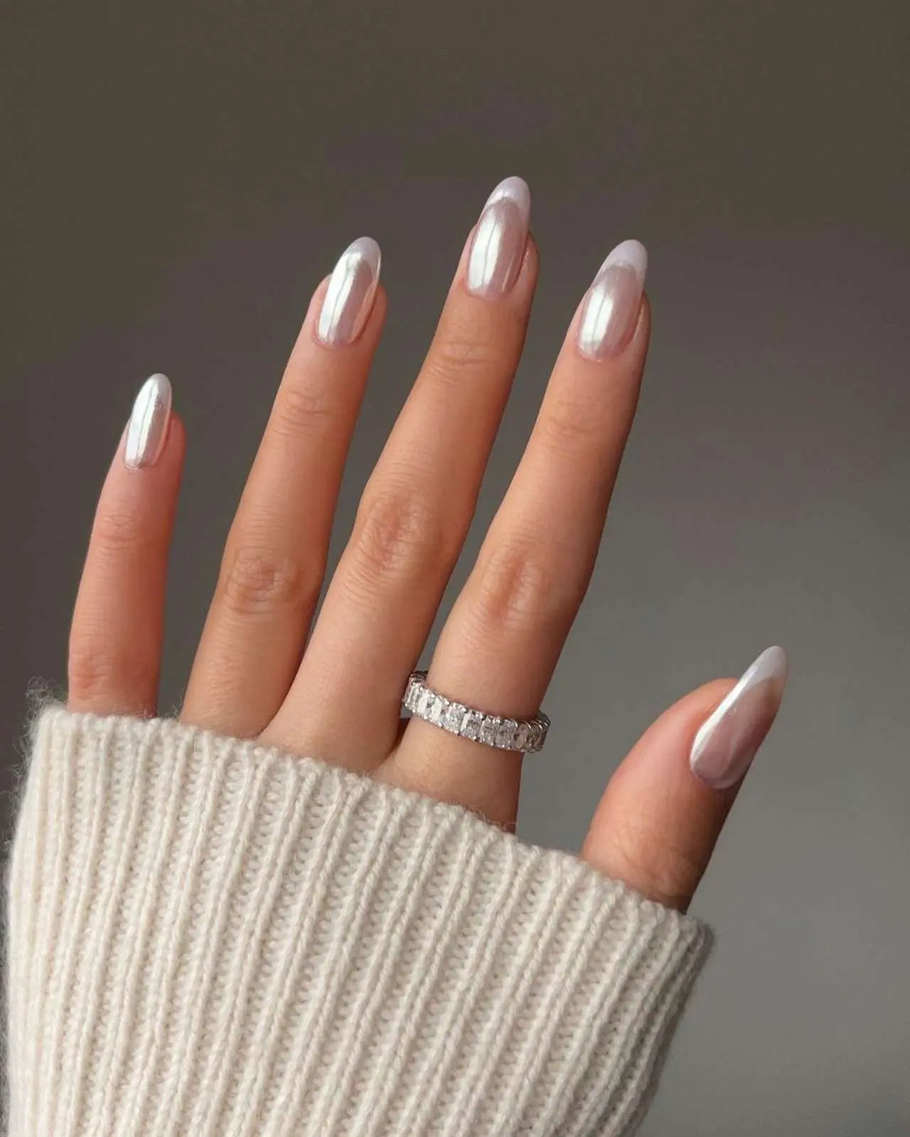 Uñas para novia con acabados perlados para novias elegantes, con efecto cromado y destellos shimmer.