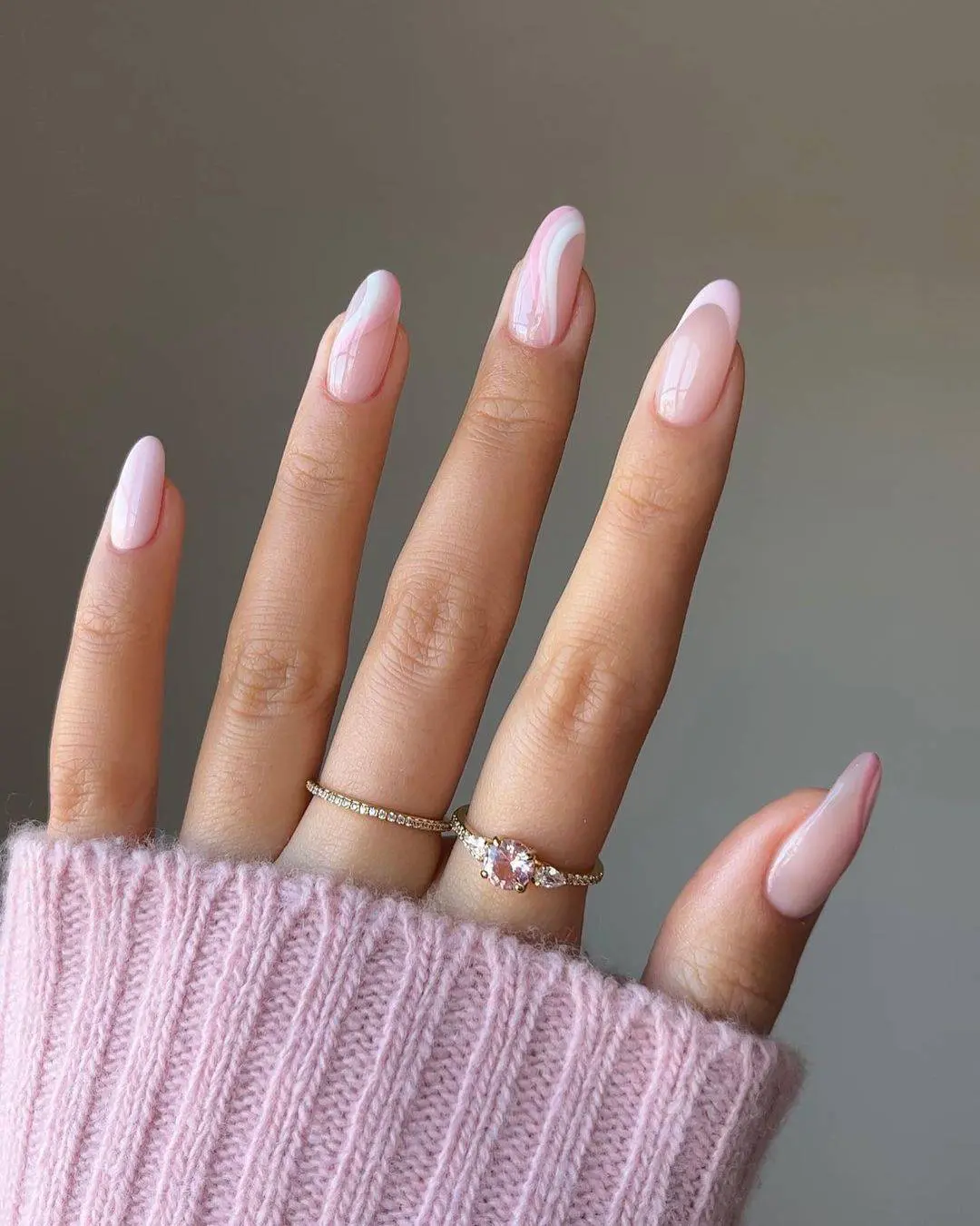 Detalle de uñas para novia con manicura rosada, perfectas para una boda, en tonos suaves y elegantes.