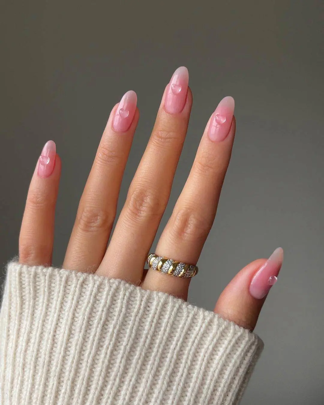 Primer plano de uñas para novia con manicura rosada para novia, en tonos pastel y neutros.