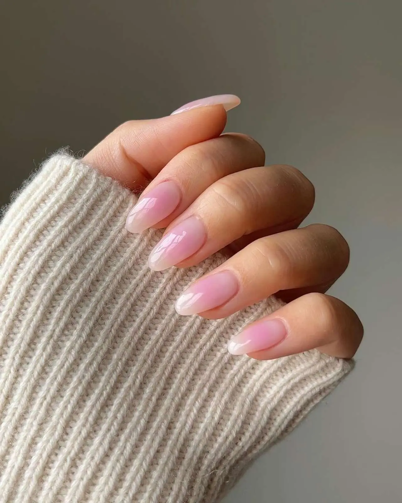 Uñas para novia con manicura rosada para novias elegantes, en tonos pasteles y neutros.
