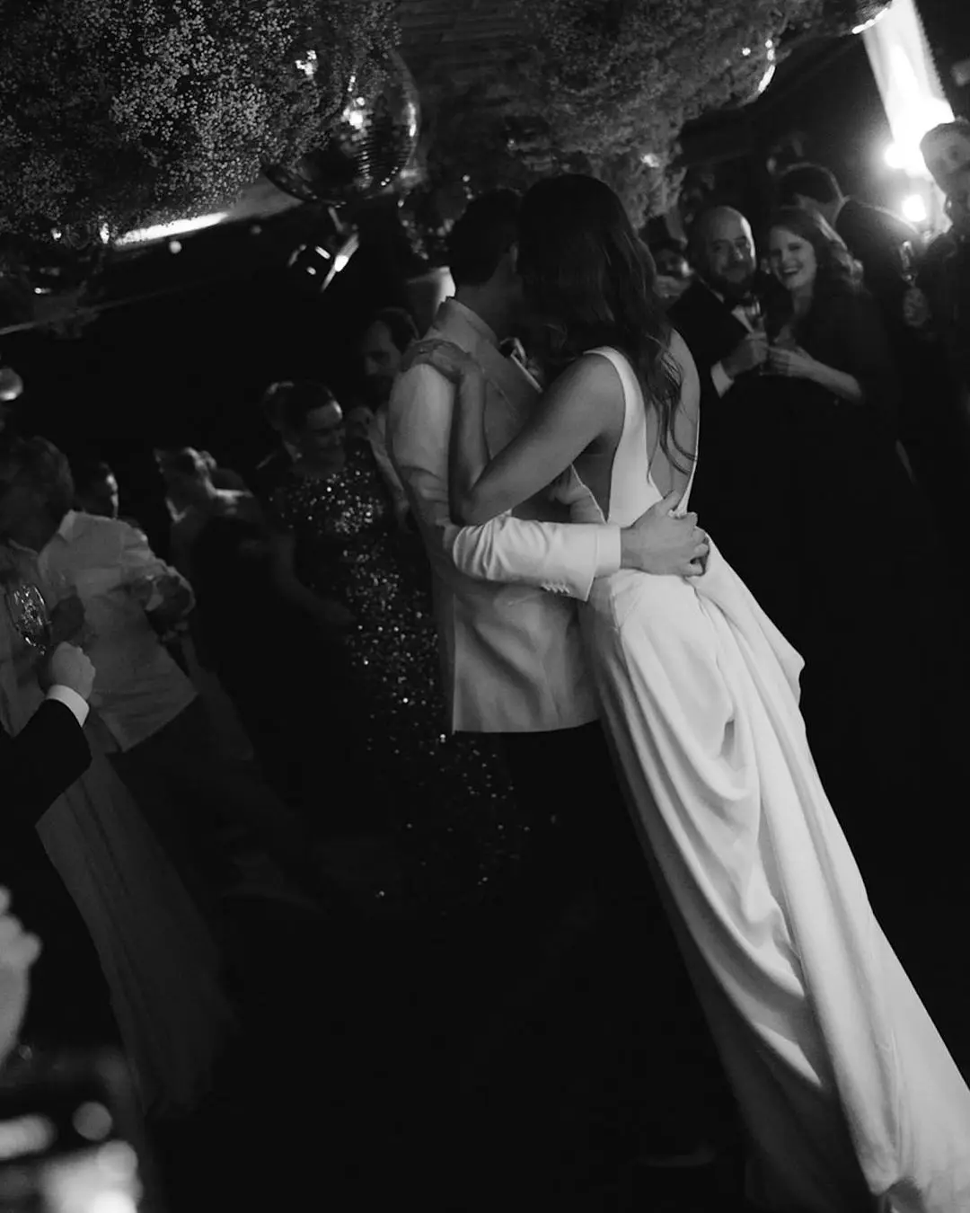 Novio y novia agarrados mientras bailan en su boda eco-friendly