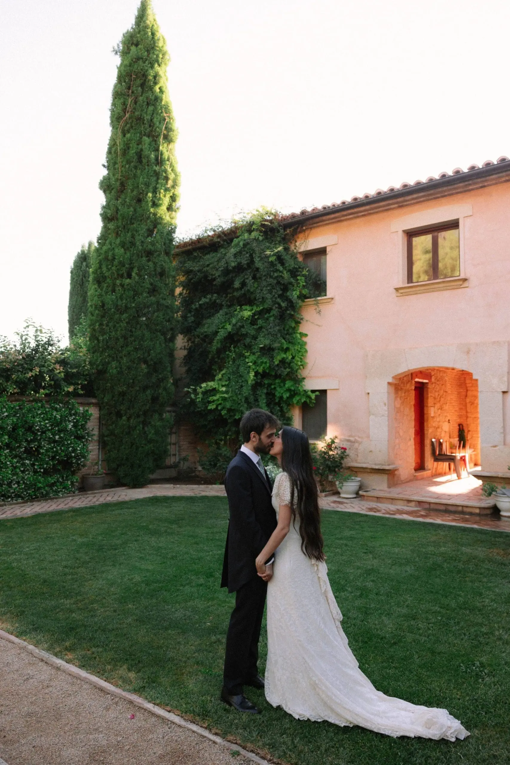 Pareja de novios besándose en el jardín de Torre del Visco en Teruel, durante una boda íntima.