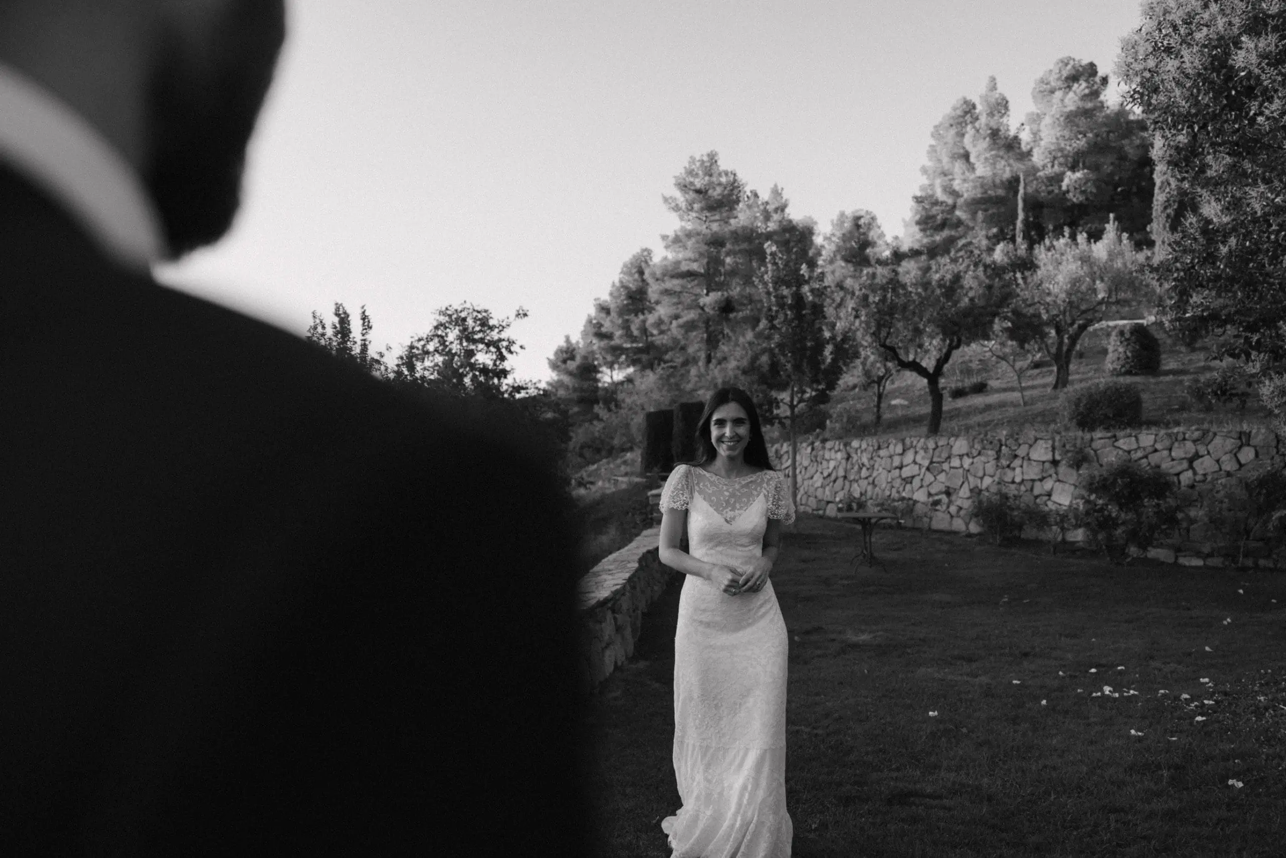 Novia caminando hacia el novio en un entorno natural en Torre del Visco, Teruel.