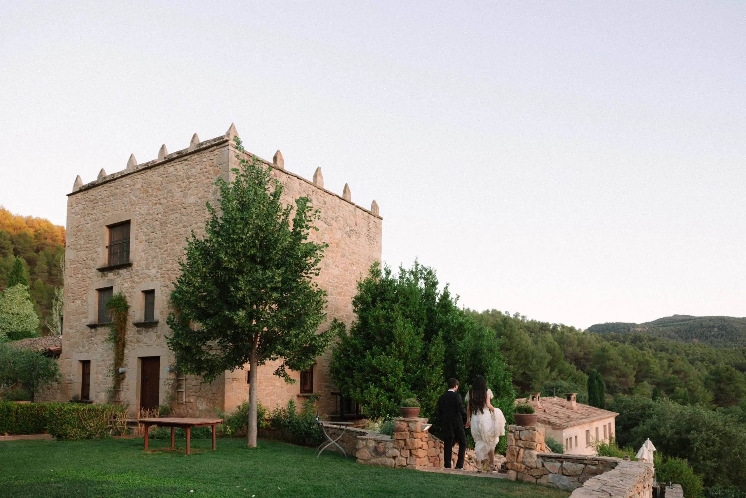 Pareja de novios caminando por los jardines de Torre del Visco en Teruel.